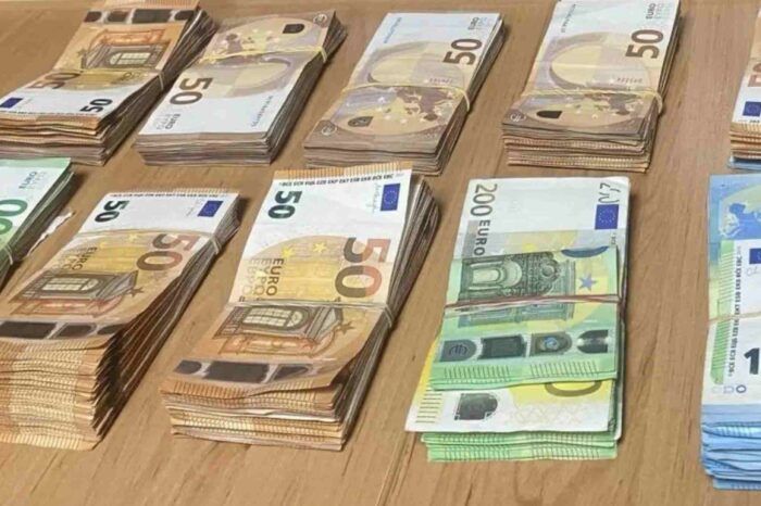 Митничарите на "Лесово" заловиха недекларирани близо 120 000 лева, скрити в легло на шофьор
